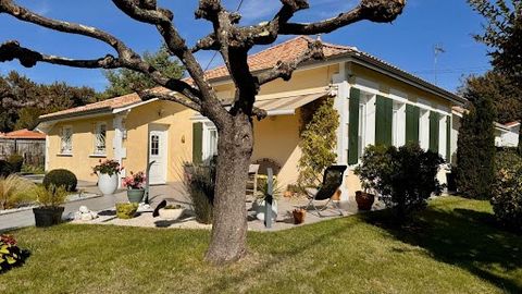 LEGE BOURG adorable house perfectly maintained, with neat services. An entrance with a large cloakroom, a fitted and equipped dining kitchen semi open to the living room with pellet stove. A bedroom with dressing room, sink and toilet. Two more bedro...