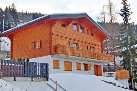 Magnifico chalet spazioso con camino, sauna e WiFi gratuito, diffondendo il fascino di uno chalet di montagna svizzero.7 camere dispongono di bagno privato. La moderna funivia a 8 posti per il comprensorio sciistico La Tzoumaz - Verbier - 4 Vallées è...