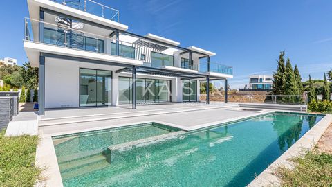 Home Staging Deze geweldige moderne villa met 4 slaapkamers, een zoutwaterzwembad, kelder/garage voor meerdere voertuigen en een dakterras met uitzicht op zee, ligt in een prestigieus gebied in Oost-Albufeira. Het ligt op korte rijafstand van prachti...