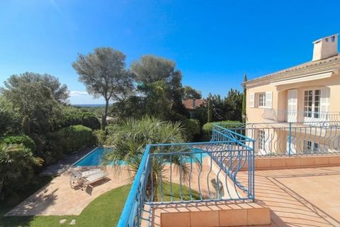 Ubicado en la popular zona residencial de ?? Plaines - Saint-Raphael, a 3 minutos en coche del mar y de las tiendas, esta residencia burguesa de inspiración provenzal, en gran parte soleada, se abre a un jardín verde e íntimo que bordea la piscina. C...