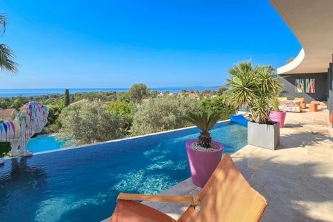 Privileged residential area of SAINT RAPHAEL, in a dominant position and benefiting from a superb sea view as far as Saint Tropez, this recent contemporary villa, with exclusive architecture, offers a living area of 260 m² (excluding outbuildings) on...