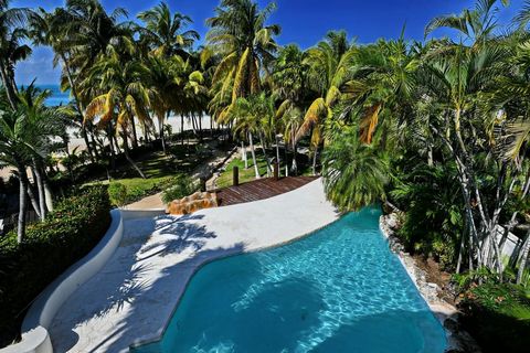 Immergiti nel lusso e nella serenità con questa spettacolare residenza in stile classico situata nel cuore della zona alberghiera di Cancun, direttamente sulla spiaggia. Con una disposizione impeccabile su tre livelli e un totale di 860 mq, questa pr...