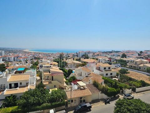 Apartamento T3 com vista mar, localizado em bairro nobre de Lagos. Localizado na deslumbrante cidade costeira de Lagos, este apartamento de 3 quartos oferece uma oportunidade única de desfrutar de uma vida confortável no coração do Algarve. Esta prop...