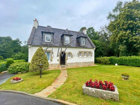 Cette maison située à Plourin-lès-Morlaix (29600) offre un cadre paisible et verdoyant, idéal pour les amoureux de la nature. Profitez de la tranquillité de cette charmante commune tout en restant proche des commodités essentielles telles que les éco...