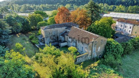 SAINT FLORENT SUR AUZONNET Venez visiter cette maison T16 située sur un terrain de 3 789 m2. Venez découvrir ce Mas des Temps Napoléoniens des années 1800. Cette propriété pourrait être réhabilitée entièrement comme hôtel particulier, une grande mai...