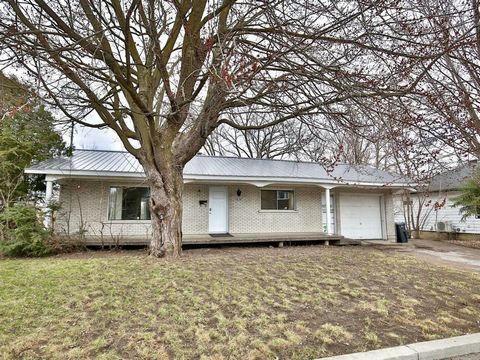 Bungalow tout briques directement sur le bord de la rivière Yamaska dans un des secteurs les plus prisé de la ville de Saint-Hyacinthe avec son accès à moins de 2 min de l'autoroute 20. Tout les services tels: garderies, école, piscine, pharmacie, ép...