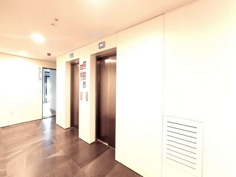 Brand new studio apartment in the prestigious NOVA PORTELA condominium. Living room with access to terrace and small laundry room, fitted kitchen and bathroom. Air conditioning, garage and storage room. Close to the new Continente supermarket, shoppi...