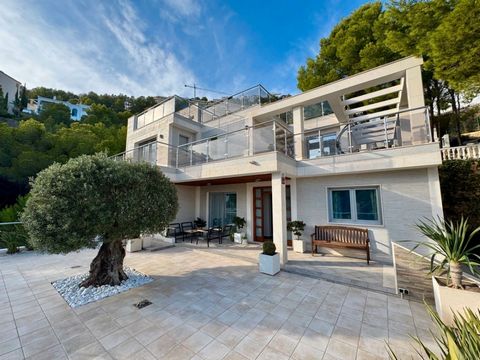 Luxe villa in Altea Hills, een omheinde urbanisatie, met privébeveiliging, groene zones, tennisbanen en meer. Exclusieve kans in een rustige woonwijk, die over alle nodige infrastructuren beschikt en wordt omgeven door prachtige dennenbossen, met een...