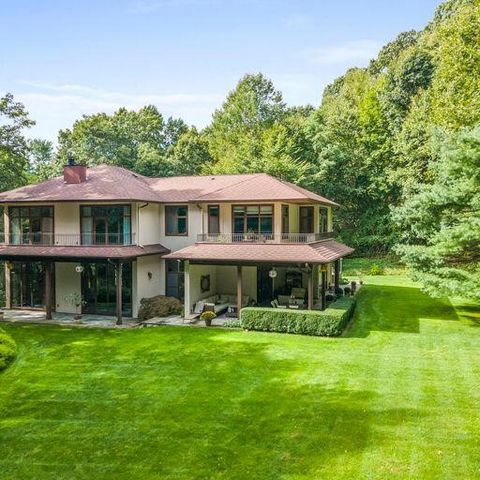 One-of-a-kind, spacious, and sophisticated home located in a private area on 1.46 acres, built with a full steel frame, inspired by Frank Lloyd Wright architecture, offers excellent privacy, modern amenities, and superior quality. Overview The pictur...