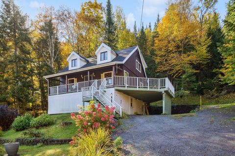 Chaleureuse et spacieuse propriété située dans les Laurentides au sein de la conviviale municipalité de Saint-Adolphe-D'Howard. Entourée de nature luxuriante et d'arbres matures, cette demeure très bien entretenue au fil des ans, saura combler son pr...