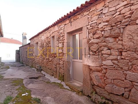 Cod. Ext. 7084 HOUSE AND LAND IN THE HISTORIC VILLAGE OF ALMEIDA, two properties a partially rehabilitated house plus a plot of land Have you ever thought about having a house to live in, holiday or monetise, at a low price, at the gates of the Histo...