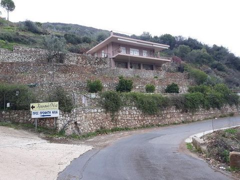 KALAMATA Menina. Pour la vente d’une maison individuelle de 100 m2, rez-de-chaussée, 2 chambres, construction 2006, salle de bains, meublée, sur une parcelle de 4000 m2, climatisation, cheminée, chauffe-eau solaire, auvent, vue panoramique, libre, ex...