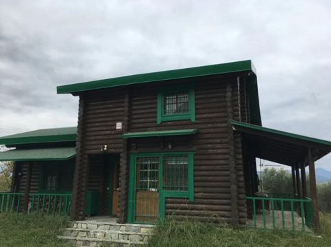 Zu verkaufen ein Ferienhaus (Chalet) von 103 qm.m. + Keller von 40 qm.m., am Fuße von Oiti, aus ganzen Baumstämmen (Blockhaus) finnischer Herkunft. Es verfügt über drei Schlafzimmer, zwei Badezimmer, voll ausgestattete Küche mit Einbaugeräten, Wohnzi...