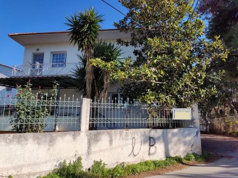 Haus mit Meerblick zu verkaufen in Dilesi, Attika. Haus mit einer Fläche von 200 qm Jede Etage ist 100 m² groß, auf einem Grundstück von 350 m². Baujahr: 1994. Jede Etage ist eine separate Wohnung mit Wohnzimmer, Küche, zwei Schlafzimmern und einem B...