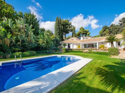 Gevestigd binnen het prestigieuze woonwijk van Rancho Domingo nabij Benalmadena Pueblo, staat deze prachtige villa als een eerbetoon aan tijdloze elegantie en architectonisch meesterschap. Gelegen binnen een gerenommeerde urbanisatie, zorgvuldig ontw...