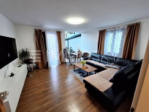 Woongenot in Pongau - Tijdloos mooi appartement met uitzicht en comfort. Welkom in uw nieuwe oase van welzijn van 69 vierkante meter in Eben im Pongau! Dit klassiek ontworpen appartement biedt niet alleen royale leefruimte, maar ook een prachtig uitz...