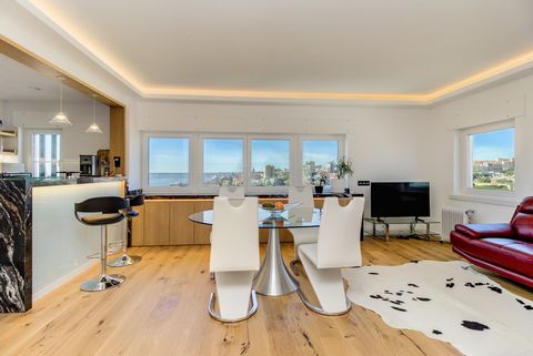 Apartamento T2 Duplex, situado no 18 e 19 andar, ultimo piso de empreendimento de referência, com deslumbrante vista panorâmica sobre o Rio Tejo e Lisboa em todas as assoalhadas, recentemente renovado com acabamentos de luxo. No primeiro piso encontr...