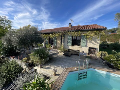 Op de hoogten van de stad Auch met uitzicht op de Pyreneeën, kom en bezoek deze charmante villa met een oppervlakte van 126m2 met een aangename tuin. Dit huis bestaat uit drie slaapkamers, waarvan er één een balkon, een kantoor, een woonkamer, eetkam...