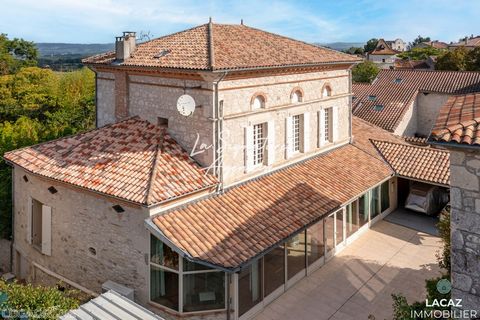 Kommen Sie und entdecken Sie im Dorf Lacépède dieses schöne Gebäude von ca. 255 m2. Dieses charmante Haus bietet: Im Erdgeschoss: einen großen Eingang, ein helles und geräumiges Wohnzimmer mit Einsatz, eine Einbauküche, ein Büro, eine Master-Suite so...