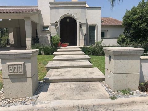 Hermosa casa en esquina en Portal del Huajuco, Carretera Nacional, Monterrey, Nuevo León; consta de amplios espacios en área social, cocina con antecomedor, baño de visitas, lavandería, cuarto de servicio, gran jardín con alberca, palapa,dos medios b...