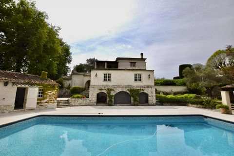 Le délice historique fortifié médiéval de Vence, situé dans les collines au-dessus de Nice et d'Antibes, est l'un des villages les plus recherchés du sud de la France. Avec un patrimoine remontant à l'époque romaine et célèbre pour son eau de source ...