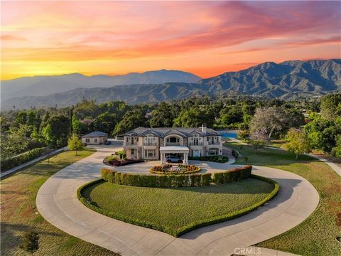 Niché dans le prestigieux domaine privé fermé de Bradbury, l’un des codes postaux les plus exclusifs d’Amérique selon le magazine Forbes, ce domaine méditerranéen européen incarne le luxe et la sophistication. Conçue par l’architecte de renom Robert ...