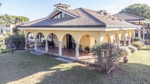 CERVIA Detached villa - Garden - Terraces - 670 m2 A few meters from the center and the sea, a completely independent villa is for sale, in a residential context characterized by the presence of other villas. The house, in good internal and external ...