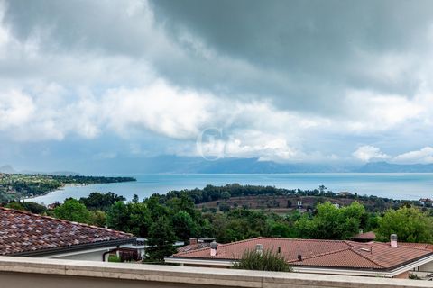 The panoramic view of Lake Garda is the feature that will make you fall in love with this beautiful single-family home. The property is divided into three independent apartments, offering versatility and comfort for every living need. On the ground f...