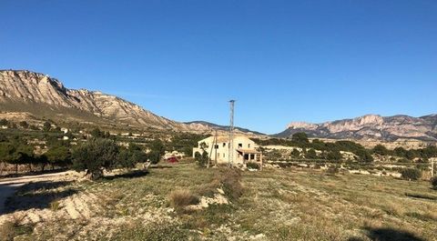 Objektbeschreibung: Villa im Bau mit einer Struktur von 500 Quadratmetern (360 bewohnbar plus 140 Terrassen und Balkone) Garage von 160m2 mit Platz für Fitnessraum und Sauna. (Es gibt eine kleine Toilette). Erdgeschoss mit 100 m² bewohnbar mit Flur, ...