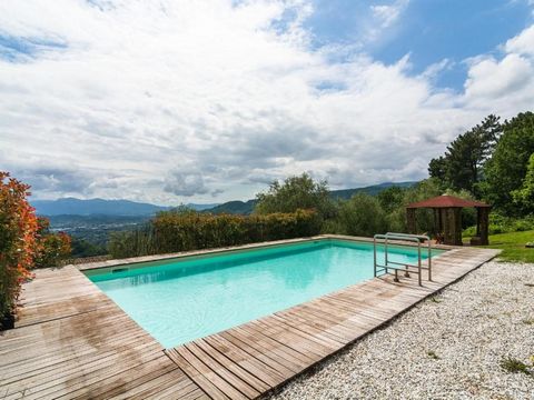 Immersa nelle serene e panoramiche colline a soli 5 km a nord dell'affascinante città di Pescia, questa autentica proprietà toscana offre la perfetta miscela di fascino rustico e comfort moderno. Composta da una casa in pietra splendidamente restaura...