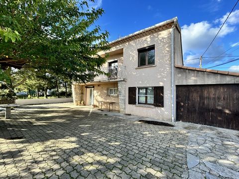 UZES Nord. Située à 8 minutes à pieds de tous commerces. Belle construction traditionnelle de 132m2 sur une parcelle de terrain de 469m2 sans grand entretien. Le rdc se compose d'un appartement de 63m2 avec salon climatisé ouvert sur cuisine équipée,...