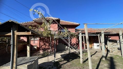 L’agence immobilière 'Imoti Tarnovgrad' vous propose une maison dans le village de Parvomaytsi. La propriété a une superficie de 130 m². répartis sur deux niveaux. Au premier niveau, il y a une cuisine, une chambre et un couloir menant à un sous-sol....