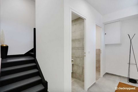 Checkmyguest vi offre questo magnifico appartamento di 60 m², immerso nel cuore del 15° arrondissement residenziale di Parigi, nel tranquillo quartiere di St-Lambert. Dotato di due graziose camere da letto e comfort moderni, questo rifugio è perfetto...