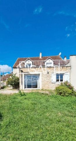 Magnifique maison de bonne construction non loin du canal de Bourgogne dans un petit village à quelques minutes de Bligny sur Ouche, à 25 minutes de Beaune et à 45 min de Dijon. Nichée sur un beau terrain d'environ 450 m2 dans un petit village paisib...