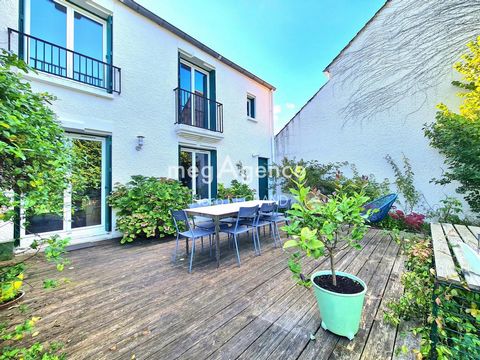 Située dans un hameau tranquille, cette charmante maison sera parfaite pour y accueillir votre famille dans un cadre paisible et agréable. La maison dispose d’un spacieux séjour double, chaleureux et convivial, idéal pour partager des moments inoubli...