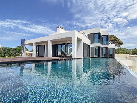 This elegant villa is located in one of the best areas of Ciutadella, with impressive views of the sea and the cove of Sa Farola. It is an enviable location on the seafront, a few meters from the rocky coast of Menorca and its crystal clear waters an...