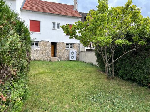 Située à Houilles (78800), cette belle maison des années 1958 est en parfait état, idéalement placée au centre de la ville, à proximité de toutes les commodités. Sur un terrain de 265 m², elle offre un cadre de vie agréable proche des écoles, lycées ...