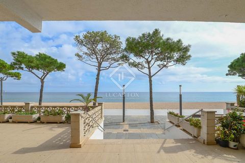 El apartamento, ubicado en primera línea de playa en Playa de Aro, está situado en la planta 13 y ofrece unas vistas impresionantes al mar. La propiedad cuenta con 2 habitaciones luminosas y un baño completo, salón, una cocina y lavadero. Incluye una...