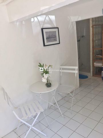 Studio of 12m2 on the ground floor located in a secure residence listed in the inventory of Historical Monuments and labeled Heritage of the twentieth century. It consists of a living room, a kitchenette, a shower room with toilet. The property is fu...