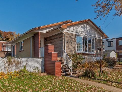 Come and make yourself comfortable in this superb immaculate house, renovated over the years by the current owner. Peaceful and strategic area, ideal for all members of the family. You will be proud to receive in this spacious dining room open to the...