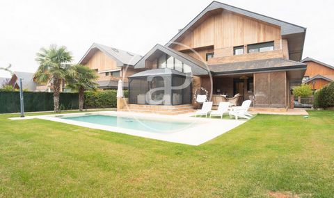 HOUSE WITH PORCH, GARDEN AND SWIMMING POOL Impressive Villa in El Cantizal, Las Rozas - Security, Space and Energy Efficiency We present this magnificent villa located in the exclusive area of El Cantizal in Las Rozas, an urbanisation that stands out...