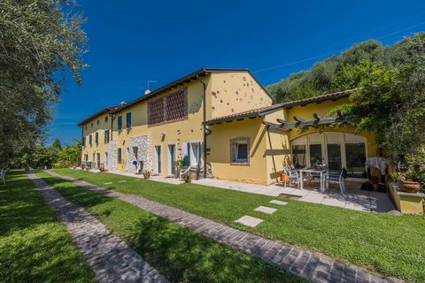 Cette ferme est une superbe propriété dans un endroit isolé avec des vues impressionnantes, située juste à l’extérieur de la ville pittoresque de Bardolino. En raison de son emplacement et de ses installations, cette propriété convient à la fois comm...