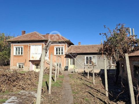 Imoti Tarnovgrad bietet Ihnen ein zweistöckiges Haus im Dorf Nedan, nur 9 km von der Stadt Veliko Tarnovo entfernt. Pavlikeni und 45 km von der Stadt Pavlikeni entfernt. Im ersten Stock befinden sich zwei Schlafzimmer und ein Keller/Abstellraum. Im z...