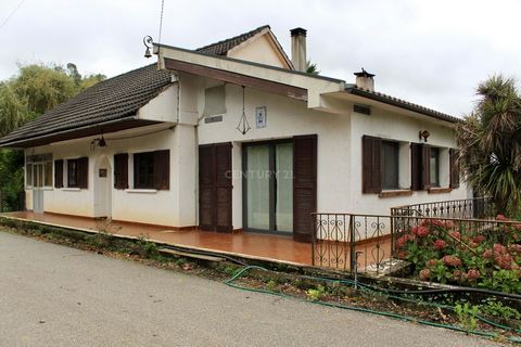 Cette maison de 3 chambres à coucher offre un mode de vie paisible avec des vues dégagées sur de magnifiques paysages. Située à 1 km de Vermoil et à 12 km du centre de Pombal, cette maison offre le parfait compromis entre la tranquillité d'un environ...