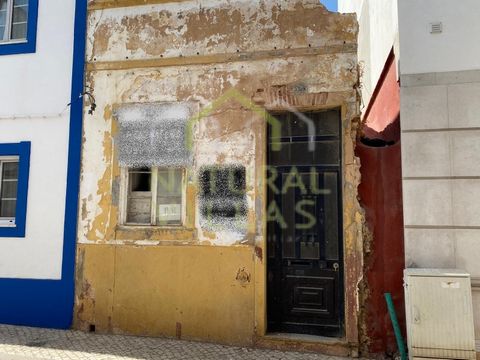 Altes traditionelles Haus der Algarve, 300 Meter vom Flussufer von Olhão entfernt. Dieses typische Algarve-Haus befindet sich in der Innenstadt der malerischen Stadt Olhão und bietet eine hervorragende Gelegenheit für diejenigen, die in eine Immobili...