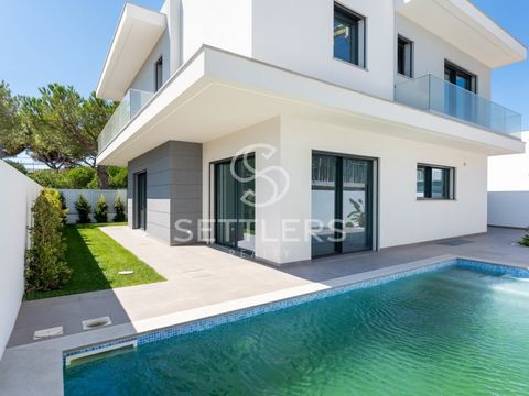 New 4-bedroom house in a recent development located in Murches, just a few minutes from Guincho Beaches. With contemporary architecture, it was built with the quality and comfort its location demands. Bathed in natural light all day long thanks to it...