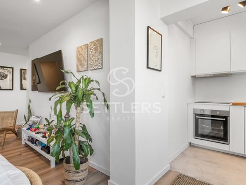 2 bedroom flat converted into a 3 bedroom, in a quiet residential neighbourhood in the heart of Bairro da Assunção, a few minutes walk from the centre of Cascais and the sea. Fully refurbished and with more than 80 m2 of construction area, it is orie...