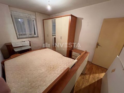 Kroatië, Istrië, Pula centrum, appartement 57m2 (2 slaapkamers) voor renovatie, dicht bij de markt. In een uitstekende locatie in het centrum van Pula, vlakbij de groene markt en alle nodige voorzieningen voor een comfortabel leven, is er een twee-sl...