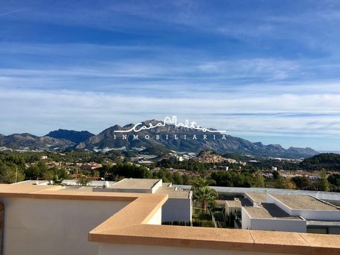 Le chalet dispose de trois étages entièrement rénovés.~~Le premier étage comprend le beau salon, la cuisine, la galerie et les toilettes, l'accès au jardin où vous pourrez profiter du soleil et du plein air, un balcon à l'avant et une terrasse avec b...