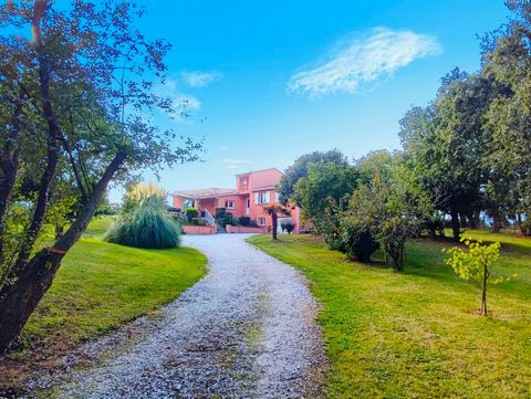 Located in a small village, quiet and well exposed, come and discover this rare and atypical property, a very beautiful property with swimming pool and private pond! On a plot of more than 6200 m², planted with trees and fully fenced, enjoy this idyl...